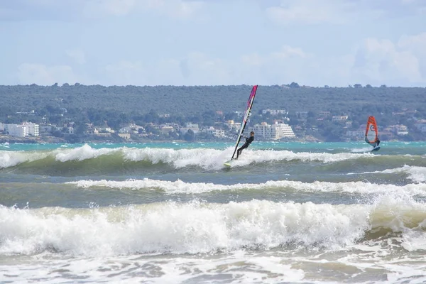 Les surfeurs jouent dans les vagues vertes — Photo