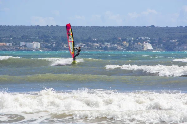 Les surfeurs jouent dans les vagues vertes — Photo