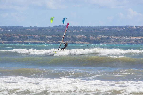 Les surfeurs jouent dans les vagues vertes — Photo