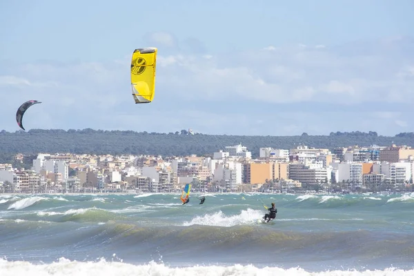 Kitesurfer spielen in den grünen Wellen — Stockfoto