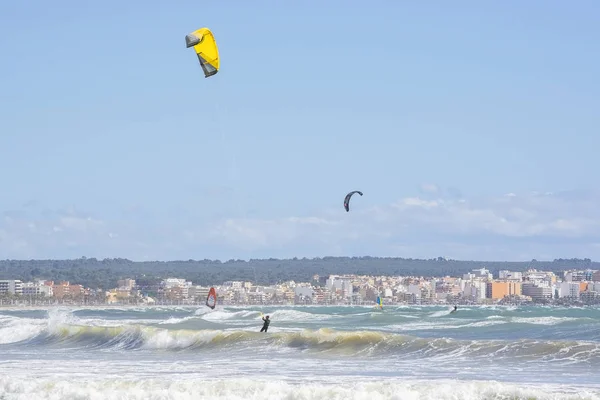 Kitesurfers jouent dans les vagues vertes — Photo