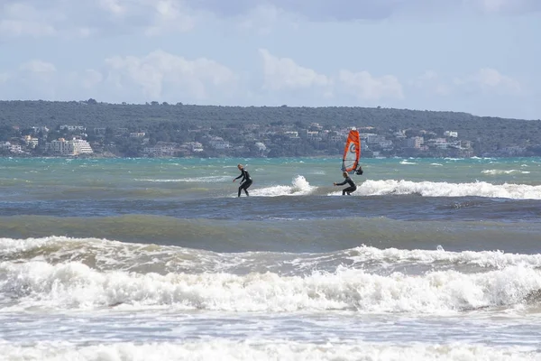 Les surfeurs jouent dans les vagues vertes — Photo