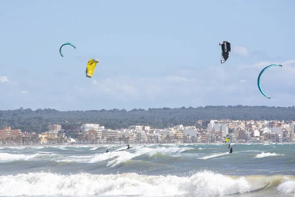 Surfistas jogam nas ondas verdes — Fotografia de Stock