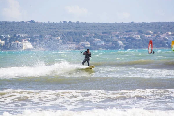 Gros plan de jeunes surfeurs mâles surfe sur les vagues vertes — Photo