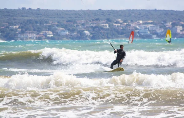 Fechar-se de surfista jovem macho passeios ondas verdes — Fotografia de Stock