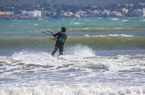 Gros plan de jeunes surfeurs mâles surfe sur les vagues vertes — Photo