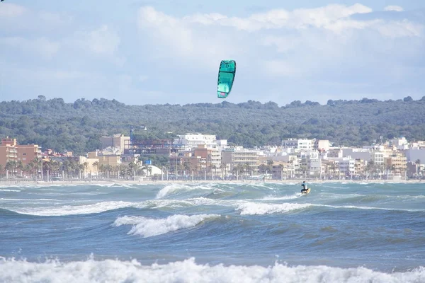 Surfers spelen in de groene golven — Stockfoto