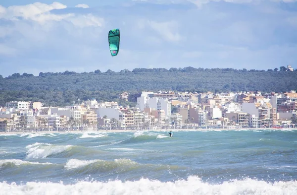 Surfistas jogam nas ondas verdes — Fotografia de Stock