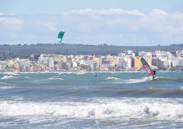 Surfers spelen in de groene golven — Stockfoto