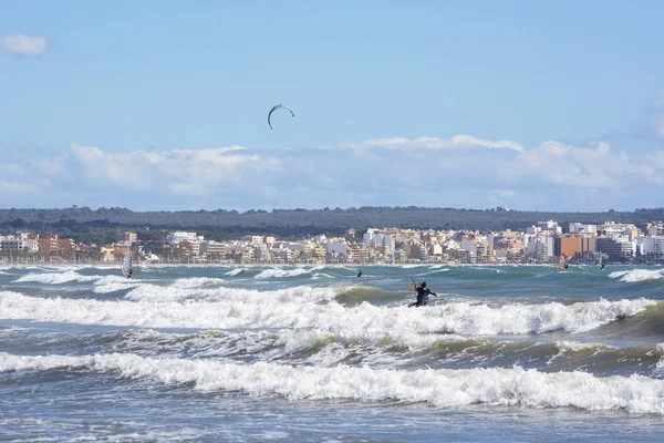 Surfer spielen in den grünen Wellen — Stockfoto
