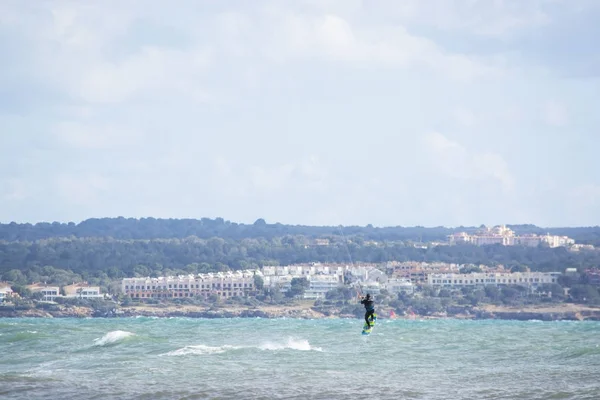 Kitesurfer saute par-dessus les vagues vertes — Photo