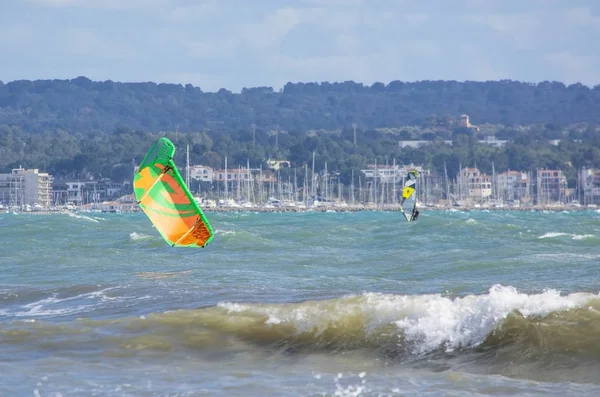 Les surfeurs jouent dans les vagues vertes — Photo