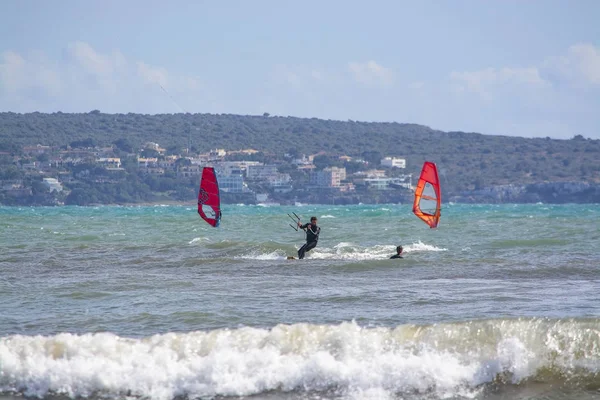 Les surfeurs jouent dans les vagues vertes — Photo