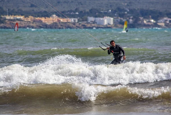 Surfista masculino e espumoso ondas verdes — Fotografia de Stock