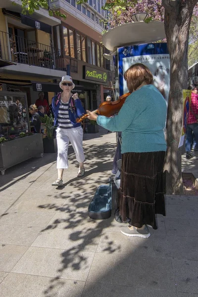Kvinnlig violinist underhåller trottoaren — Stockfoto