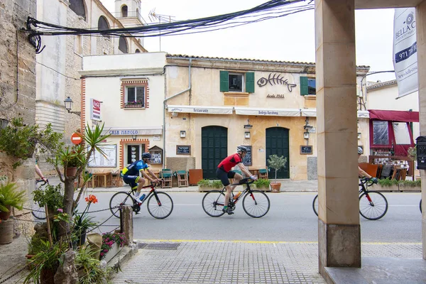 Os ciclistas praticam a visão de rua — Fotografia de Stock