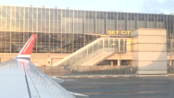 Widok Wewnątrz Norweskiego Przewoźnika Lotniczego Startu Lotniska Arlanda Sztokholmie Szwecja — Wideo stockowe
