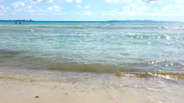 マヨルカ スペインの晴れた日に砂浜に打ち寄せる2人の認識できない人々と波が美しい海の景色 — ストック動画