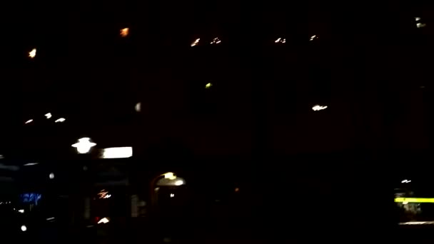 斯德哥尔摩 2017年12月25日 2017年12月25日 瑞典斯德哥尔摩 驾车投掷市中心带有霓虹灯标志和交通灯的夜间延时剪辑 — 图库视频影像