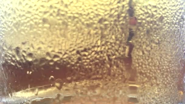 透明清爽啤酒在玻璃中的特写镜头 气泡上升 朦胧变化 — 图库视频影像