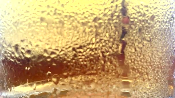 Primer Plano Cerveza Refrescante Transparente Vidrio Con Burbujas Aumento — Vídeo de stock