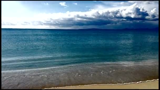 파도가 해변에 때리고 오른쪽카메라 스페인 마요르카에서 화창한 해변과 건물을 보여줍니다 — 비디오