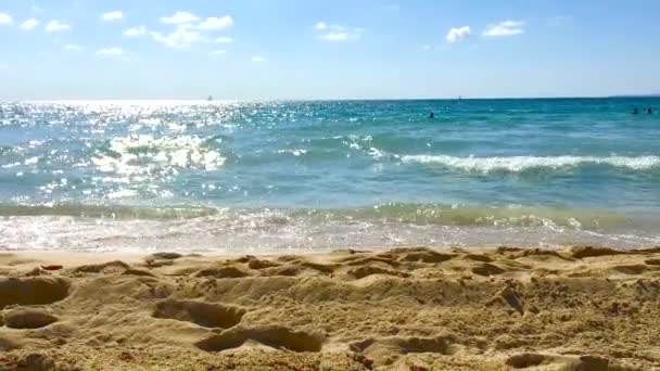 스페인 마요르카의 겨울날 바다의 지평선을 바라보며 느리게 해변에 접근하는 역동적인 — 비디오