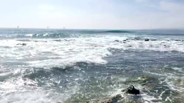 Las Olas Chocan Contra Las Rocas Rompen Las Rocas Día — Vídeos de Stock