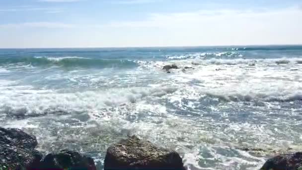 Onde Infrangono Sulle Rocce Rompono Sulle Rocce Una Giornata Sole — Video Stock