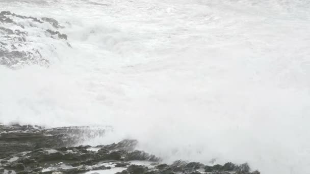 Las Olas Chocan Contra Las Rocas Rompen Contra Ellas — Vídeo de stock