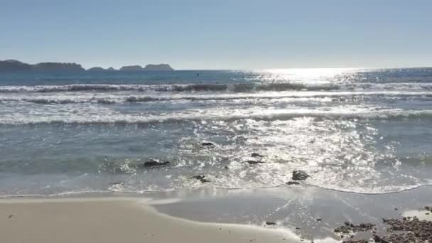 ダイナミックウェーブは マヨルカ スペインの冬の日に明るい日差しの海の地平線にビュー スローモーションで砂浜に近づく — ストック動画