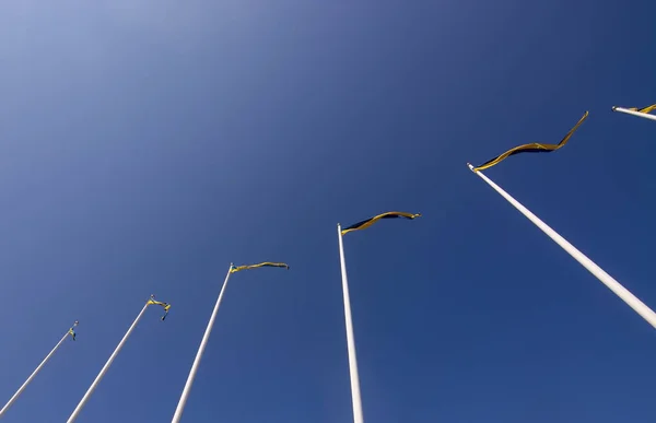 Svenska flaggstänger med blå och gula vimplar — Stockfoto