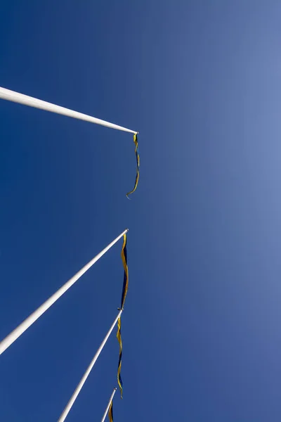 Mavi ve sarı pennants ile İsveç bayrak direkleri — Stok fotoğraf