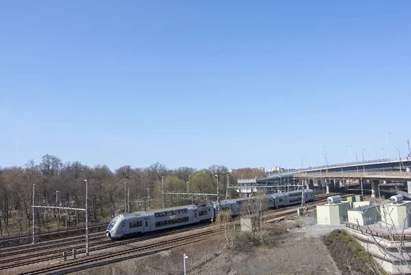 Trein op het spoor naderen centraal station — Stockfoto