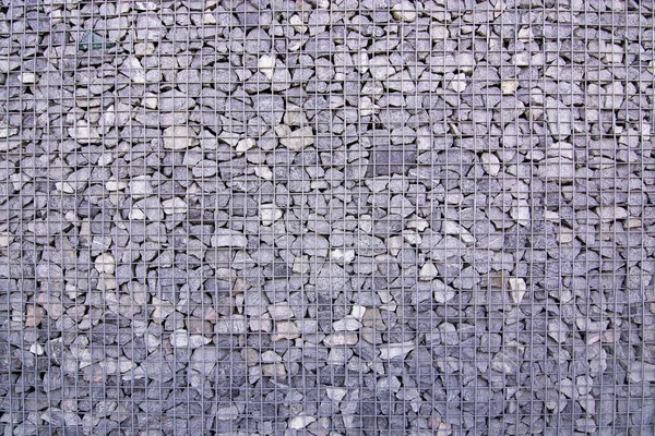 Muro di pietra dietro ferro blindato — Foto Stock