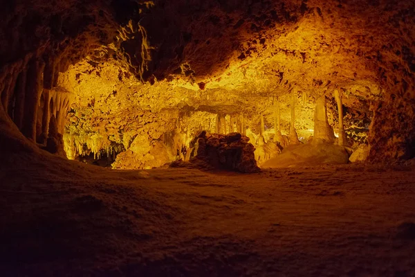 Εσωτερικό σπήλαιο με σταλακτίτες και σταλαγγώδη — Φωτογραφία Αρχείου