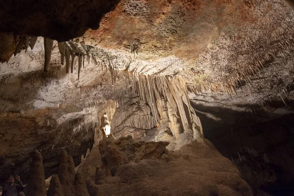 Интерьер пещеры со сталактитами и сталагмитами — стоковое фото