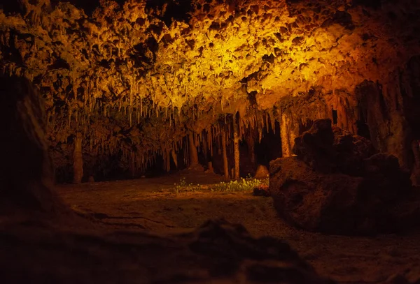 Jeskynní interiér se stalaktity a stalagmity Stock Obrázky