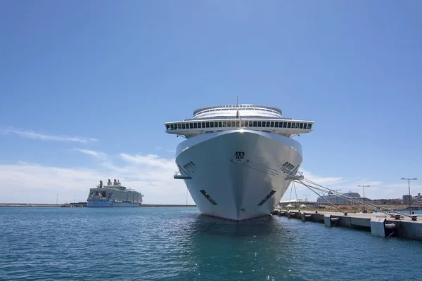 Großes Kreuzfahrtschiff msc fantasia im Hafen von Palma festgemacht — Stockfoto