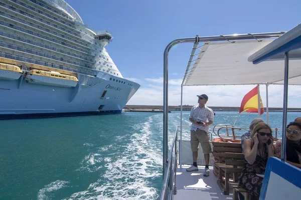Duży statek wycieczkowy oaza mórz zacumowany Port Palma — Zdjęcie stockowe