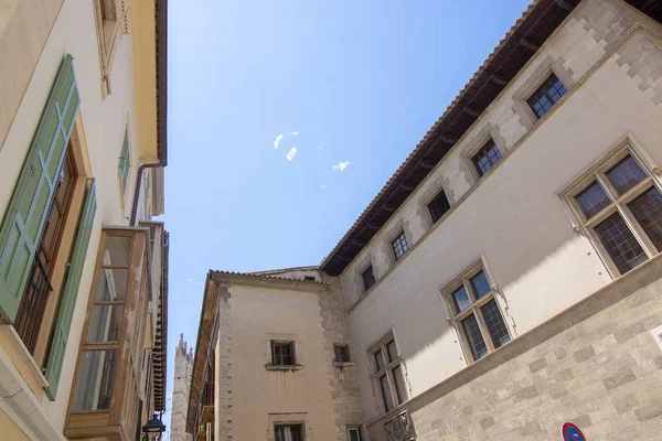 Oude stad architectuur blauwe hemel zonnige dag Palma Mallorca — Stockfoto