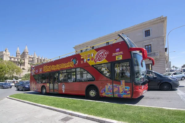 Súbete al autobús turístico y a la catedral Imagen de stock