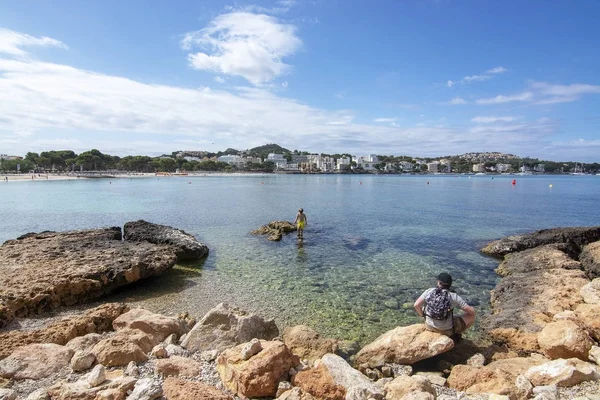Zwemmers ondiep water rotsachtige kust landschap Mallorca — Stockfoto