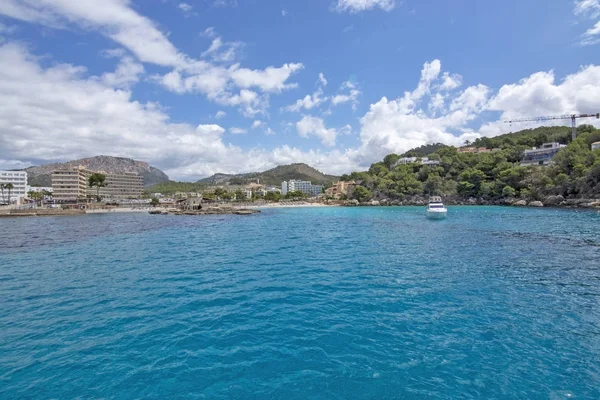 Ö turkos vatten sandstrand Sea Camp de Mar Mallorca — Stockfoto