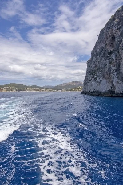 Tekne manzarası ndan sonra sarp kayalık ve köpük — Stok fotoğraf