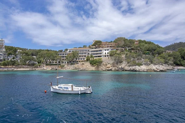 Bonitos edificios llaut Cala Fornells mar Mallorca — Foto de Stock