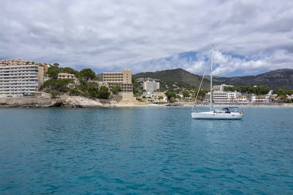 Segelbåt förtöjd i Cala Fornells turkosa vatten — Stockfoto