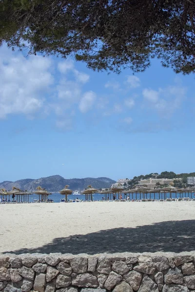 Zandstrand zonnige dag mensen Santa Ponsa Mallorca — Stockfoto