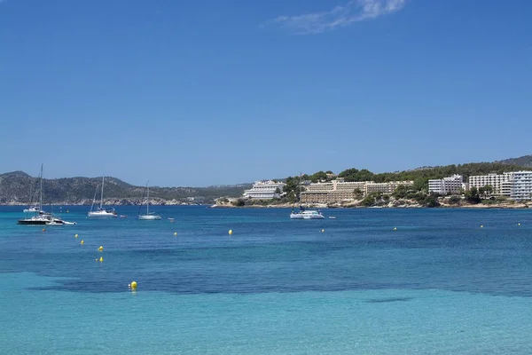 Sandy Beach solig dag människor Santa Ponsa Mallorca — Stockfoto