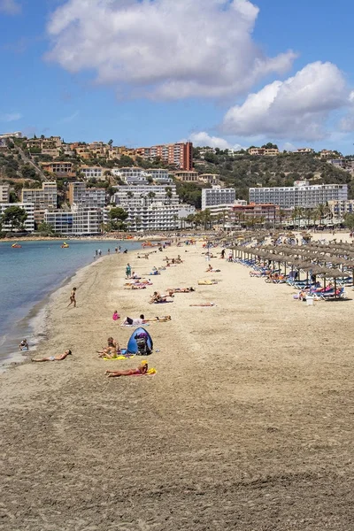 Praia de areia dia ensolarado pessoas Santa Ponsa Mallorca — Fotografia de Stock